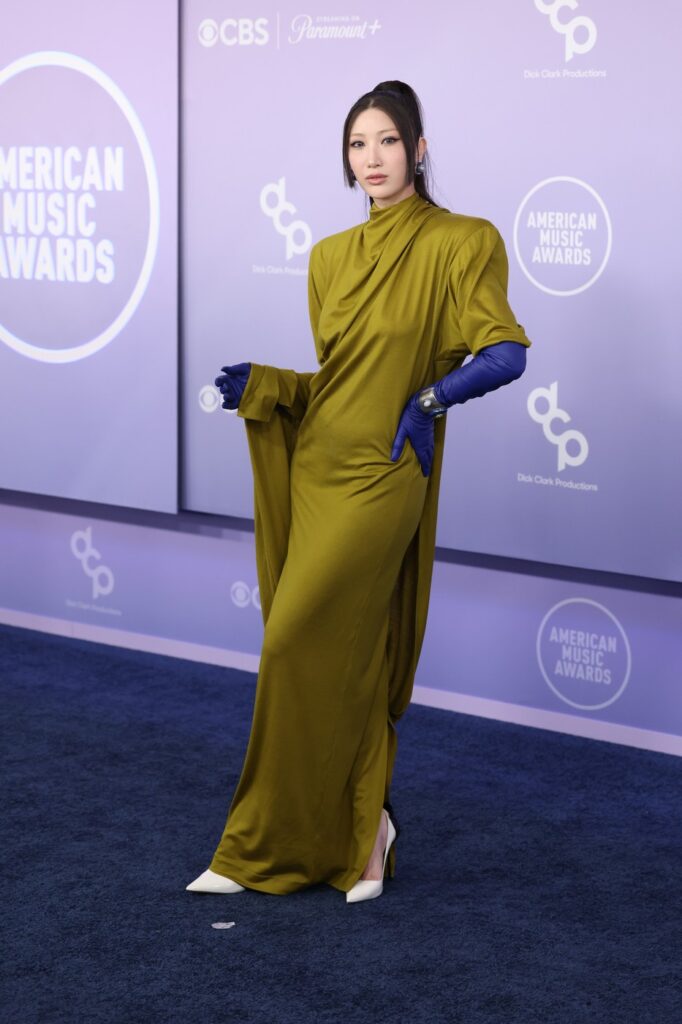 Najbolje obučene zvezde na dodeli American Music Awards 2026.
Ejae nosi Mugler