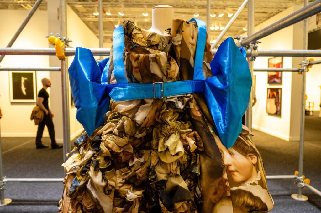 Rei Kawakubo prvi put samostalno izlaže u Njujorku
COMME des GARÇONS pretvara umetnički sajam u avangardnu instalaciju