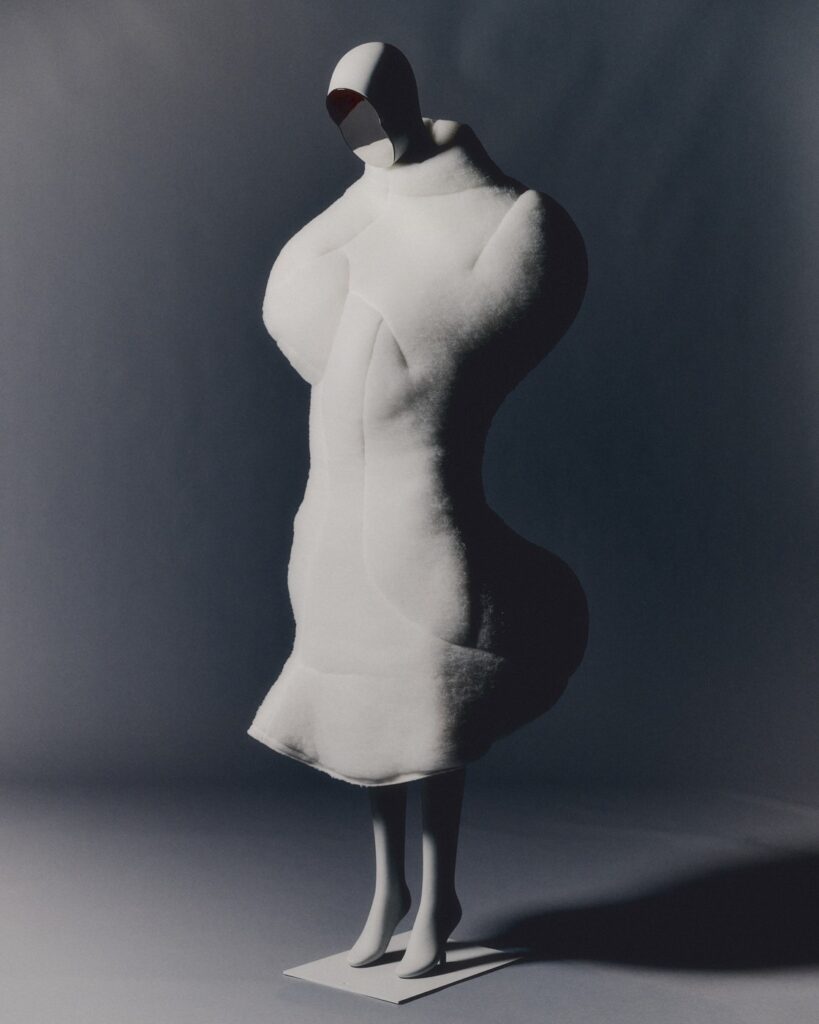 Rei Kawakubo prvi put samostalno izlaže u Njujorku
COMME des GARÇONS pretvara umetnički sajam u avangardnu instalaciju