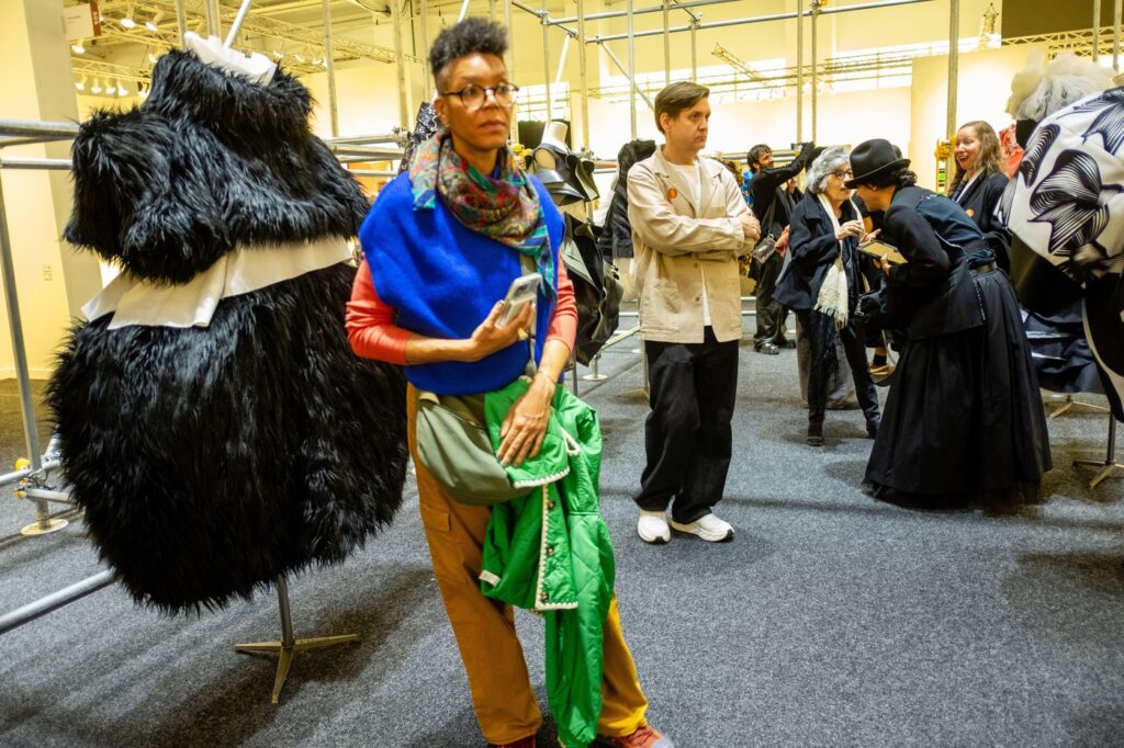 Rei Kawakubo prvi put samostalno izlaže u Njujorku
COMME des GARÇONS pretvara umetnički sajam u avangardnu instalaciju