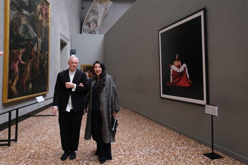 Marina Abramović ispisuje istoriju u Veneciji
„Transforming Energy“ prva velika izložba žive umetnice u Akademiji

