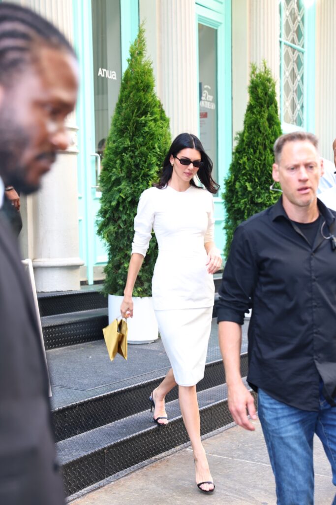 Kendall Jenner nosi najsofisticiraniji beli komplet leta 2026.