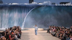 Louis Vuitton i Pharrell Williams predstavljaju kolekciju proleće/leto 2027 inspirisanu okeanom, surf kulturom i letnjom elegancijom.