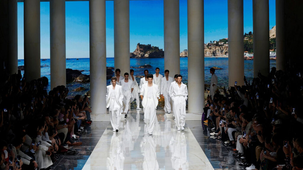 Dolce & Gabbana prolećeleto 2027. nas vodi pravo u srce Sicilije Kolekcija„Sicilian Holidays“ bila je svojevrsno modno razgledanje najlepših delova Mediterana