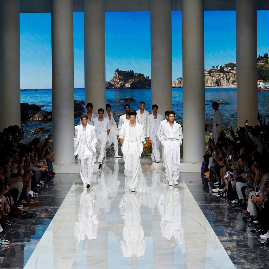 Dolce & Gabbana prolećeleto 2027. nas vodi pravo u srce Sicilije Kolekcija„Sicilian Holidays“ bila je svojevrsno modno razgledanje najlepših delova Mediterana