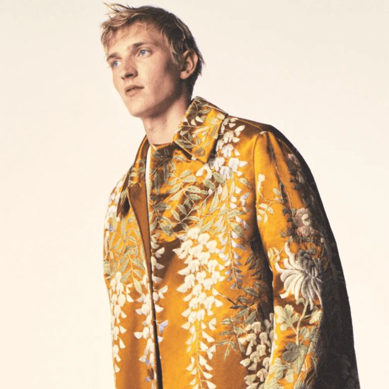 Givenchy kroz kolekciju Sarah Burton redefiniše mušku modu uz spoj krojenja, umetnosti i savremenog luksuza.