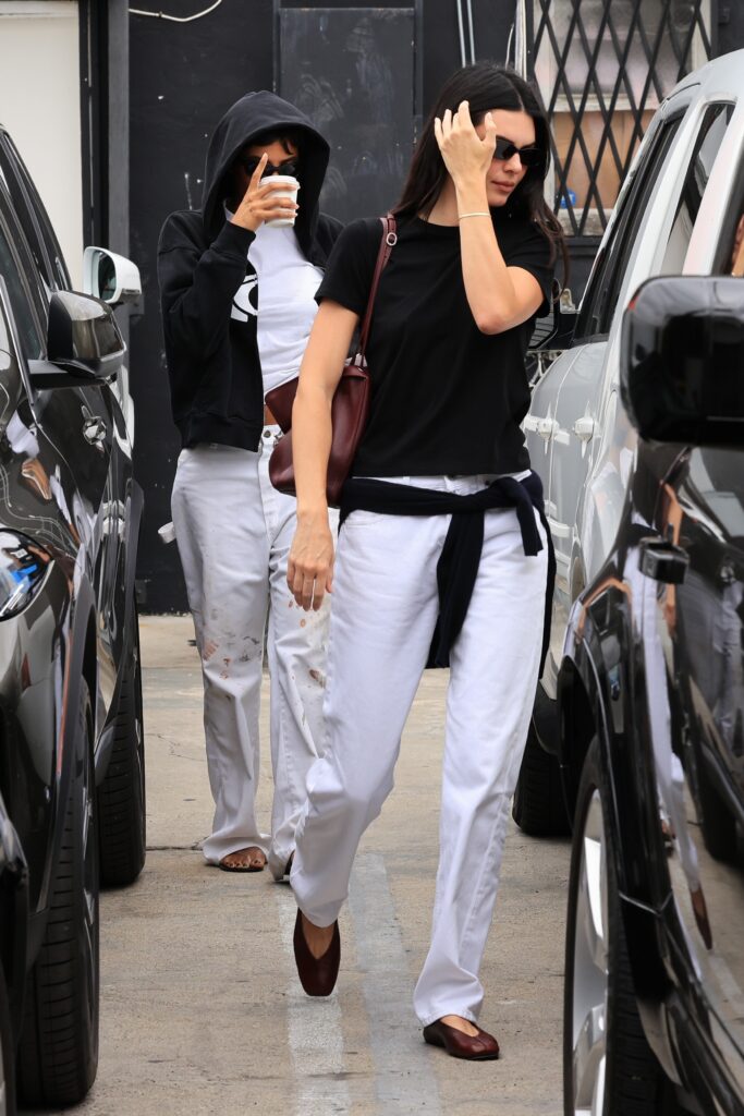 Kendall Jenner nosi najsofisticiraniji beli komplet leta 2026.