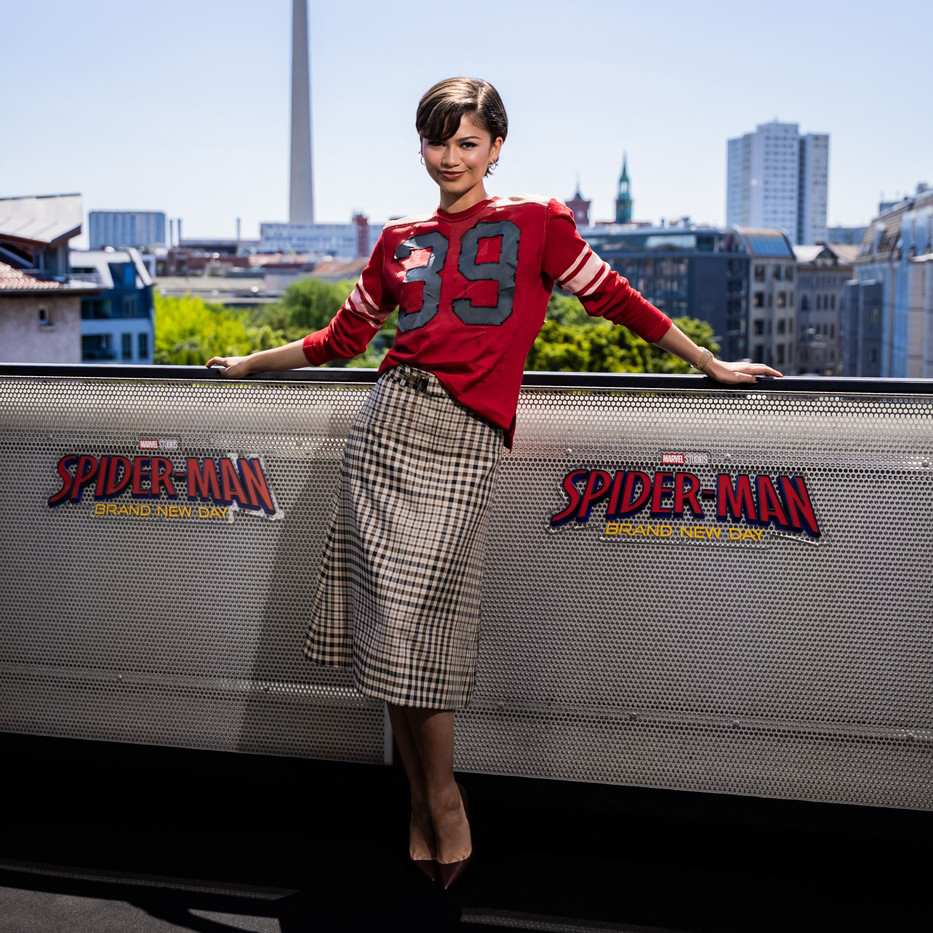 Zendaya je u Berlinu spojila retro sportsku estetiku i moderan stil kroz upečatljivu Coach kombinaciju inspirisanu sedamdesetim.