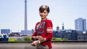 Zendaya je u Berlinu spojila retro sportsku estetiku i moderan stil kroz upečatljivu Coach kombinaciju inspirisanu sedamdesetim.