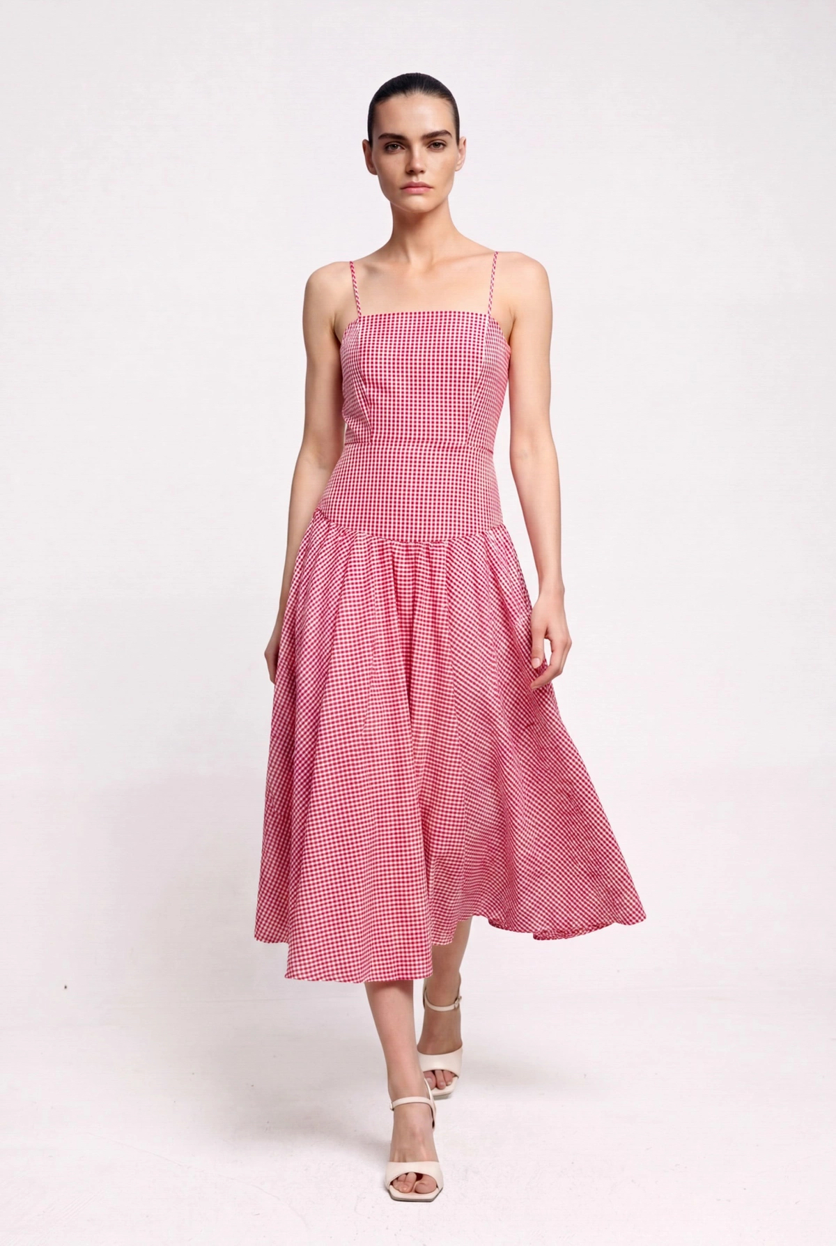 https://www.psfashion.com/rs/sr/product/duga-tufnasta-haljina-sa-otvorenim-le-ima/16542/