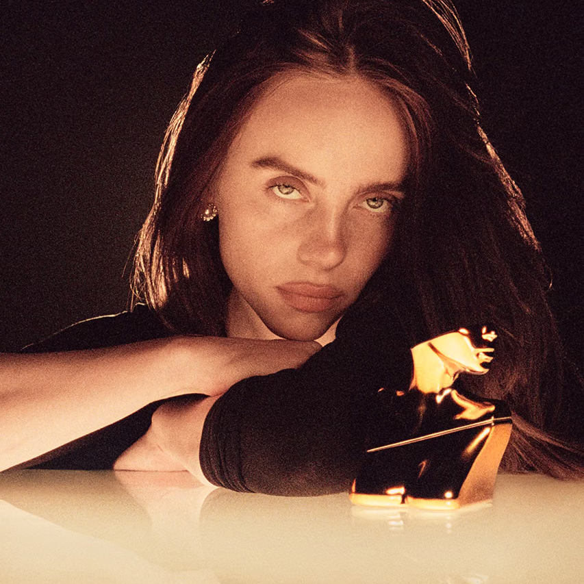 Billie Eilish proširuje mirisnu kolekciju parfemom „Eilish Intense“