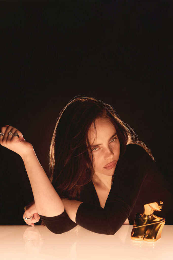 Billie Eilish proširuje mirisnu kolekciju parfemom „Eilish Intense“
