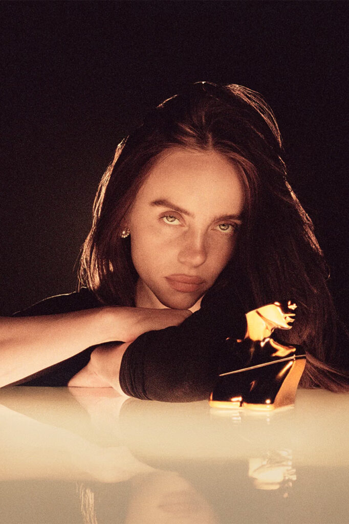 Billie Eilish proširuje mirisnu kolekciju parfemom „Eilish Intense“