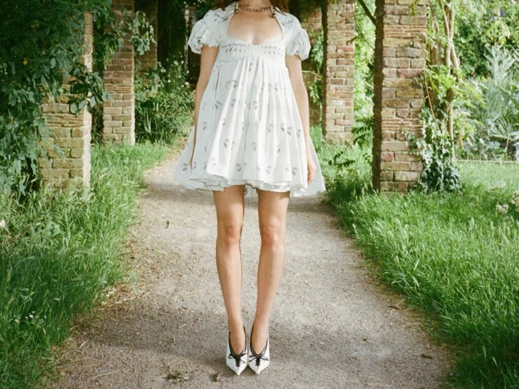 Daisy Edgar-Jones vratila babydoll haljinu u fokus
U najnovijoj McQueen kolekciji romantika dobija savremenu, odvažnu interpretaciju