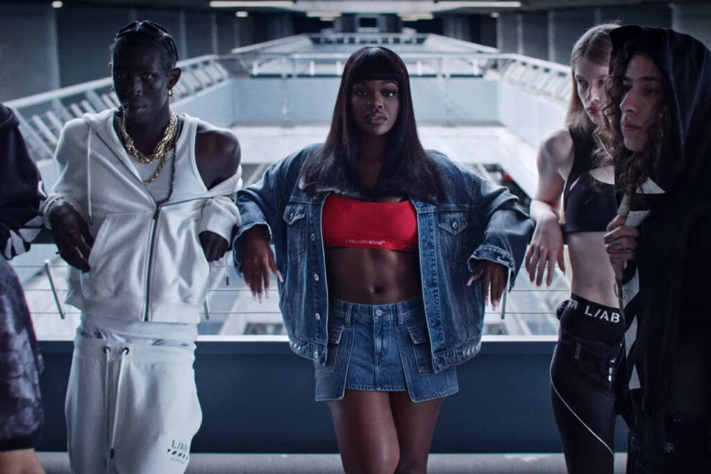Off-White predstavlja novu liniju L/AB c/o koja donosi prepoznatljiv dizajn Virgil Abloh po pristupačnijim cenama, ispod 200 dolara.