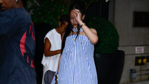 Rihanna oduševila letnjim stajlingom u lepršavoj maksi haljini i luksuznim aksesoarima, pokazujući kako se nosi moda tokom velikih vrućina.