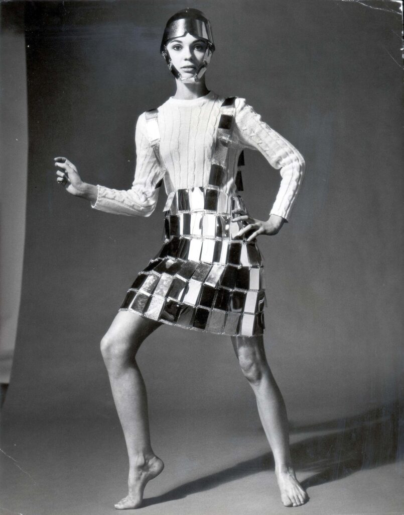 Space Age moda šezdesetih spojila je svemirsku trku, futuristički dizajn i inovativne materijale kroz rad Courrègesa, Cardina i Rabannea.