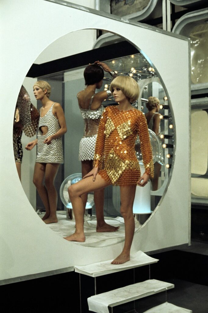 Space Age moda šezdesetih spojila je svemirsku trku, futuristički dizajn i inovativne materijale kroz rad Courrègesa, Cardina i Rabannea.