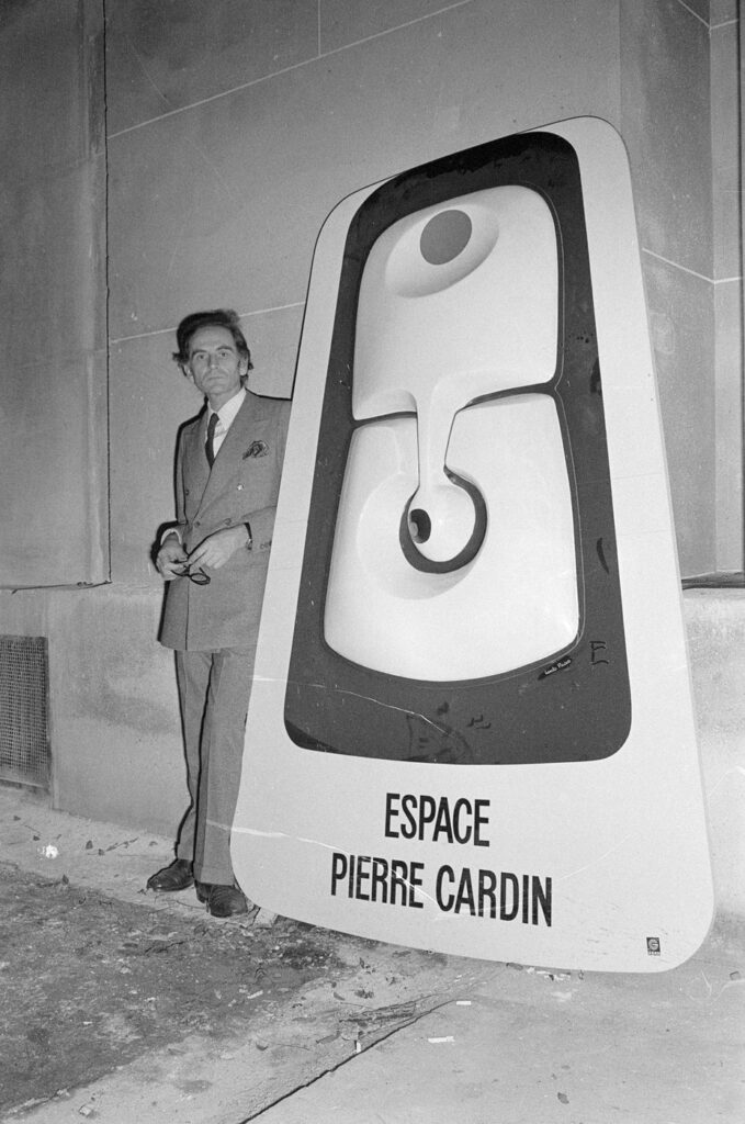 Space Age moda šezdesetih spojila je svemirsku trku, futuristički dizajn i inovativne materijale kroz rad Courrègesa, Cardina i Rabannea.