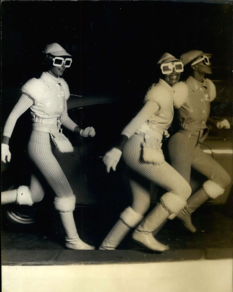 Space Age moda šezdesetih spojila je svemirsku trku, futuristički dizajn i inovativne materijale kroz rad Courrègesa, Cardina i Rabannea.