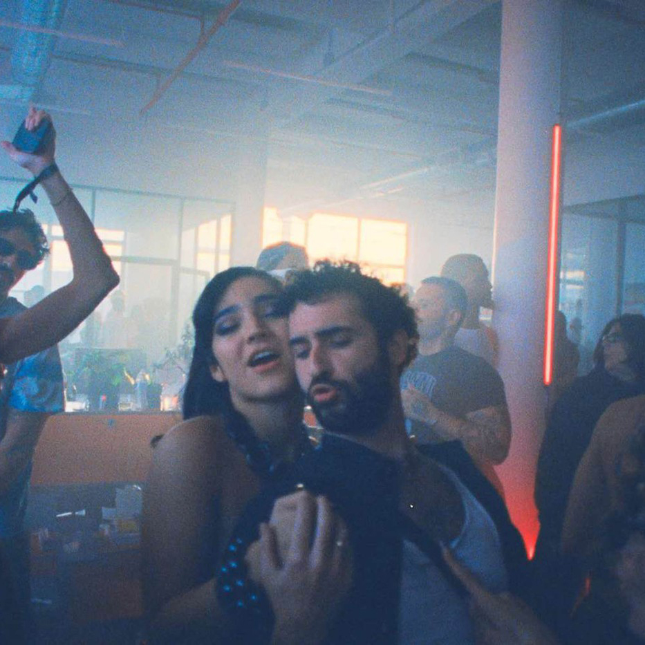 A24 je predstavio trejler za „Club Kid“, novu komediju Jordana Firstmana o njujorškom noćnom životu, očinstvu i neočekivanim životnim preokretima.