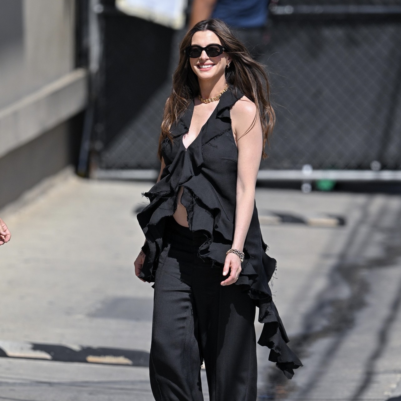 Anne Hathaway u crnom izdanju koje savršeno prati njenu novu siluetu