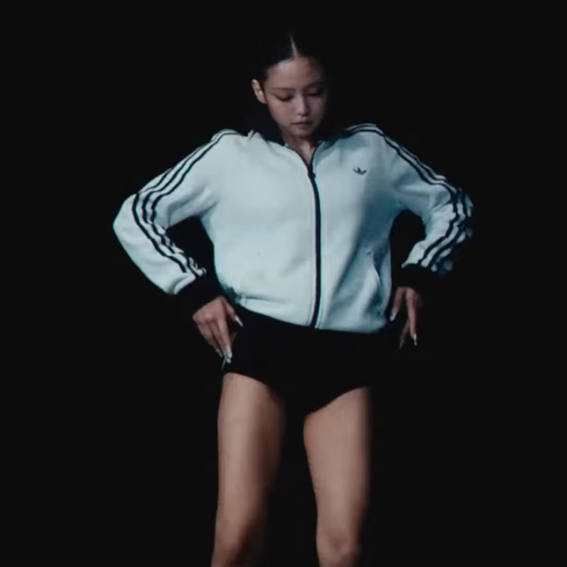 JENNIE i adidas donose novu kolekciju koja spaja retro sportsku estetiku, balerina trend i moderan street style.