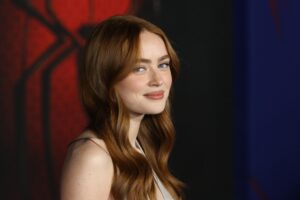 Karmin koji je Sadie Sink nosila na premijeri savršen je izbor za crvenokose i jedan od najvećih beauty trendova sezone.