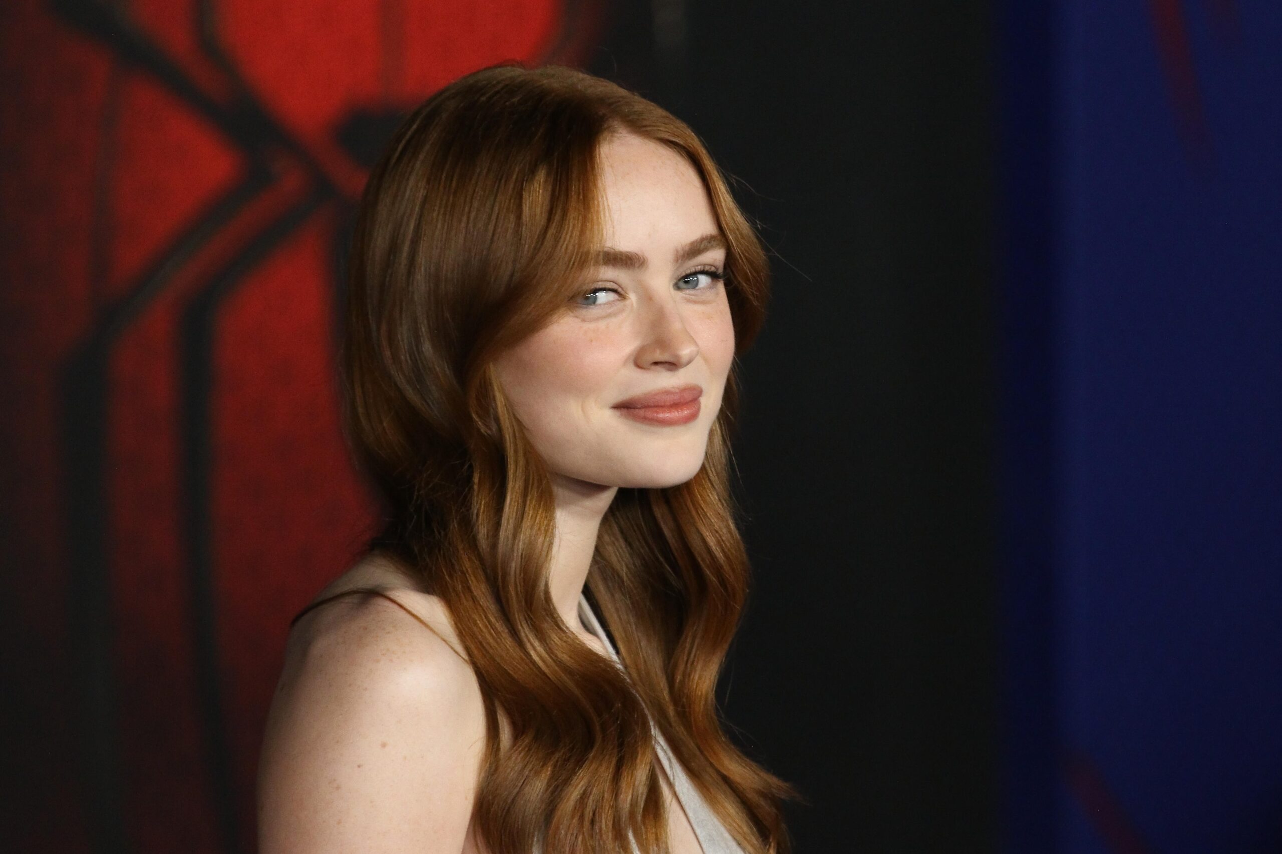 Karmin koji je Sadie Sink nosila na premijeri savršen je izbor za crvenokose i jedan od najvećih beauty trendova sezone.