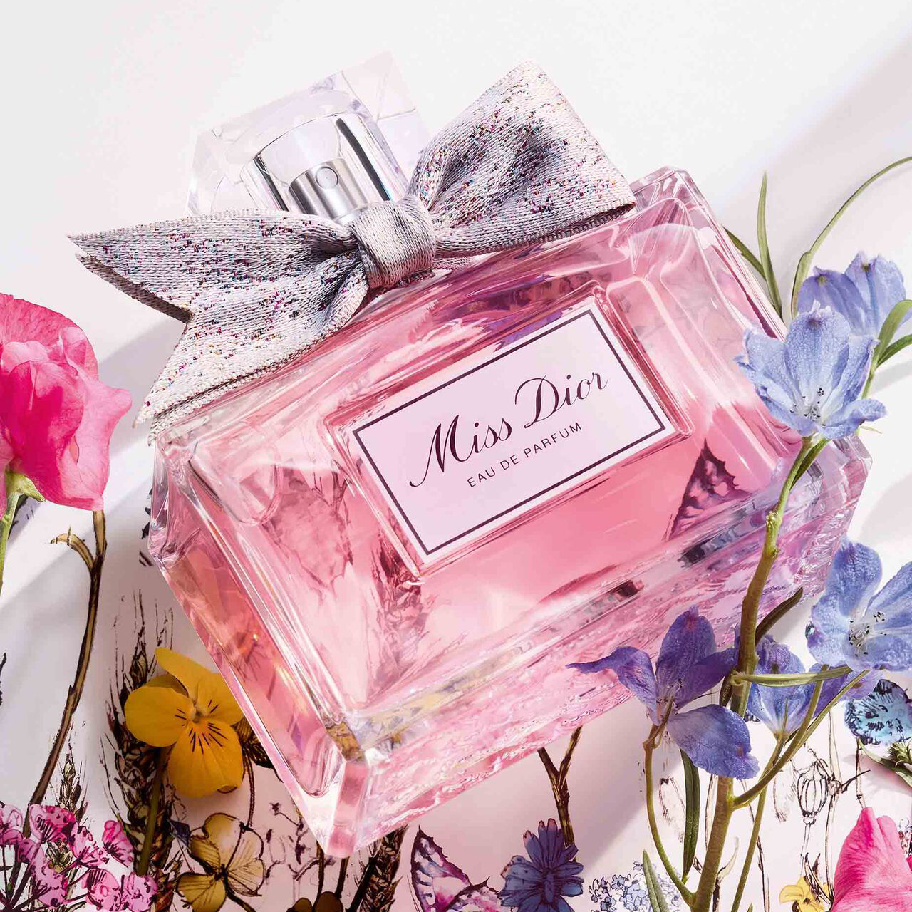 Kultni miss dior parfem dobio je suptilno mirisno osveženje, ali i mogućnost personalizacije bočice koja mu daje sasvim novu dimenziju