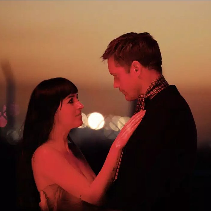 Valentino „Vendetta“ spaja miris, modu i film kroz strastvenu kampanju sa Dakota Johnson i Alexanderom Skarsgårdom.