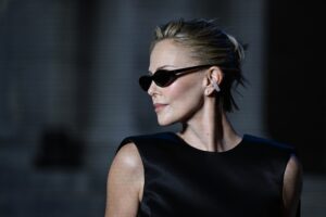 Charlize Theron zablistala je u Celine haljini, ali je dijamantska manžetna za uvo postala najupečatljiviji detalj njenog izdanja.