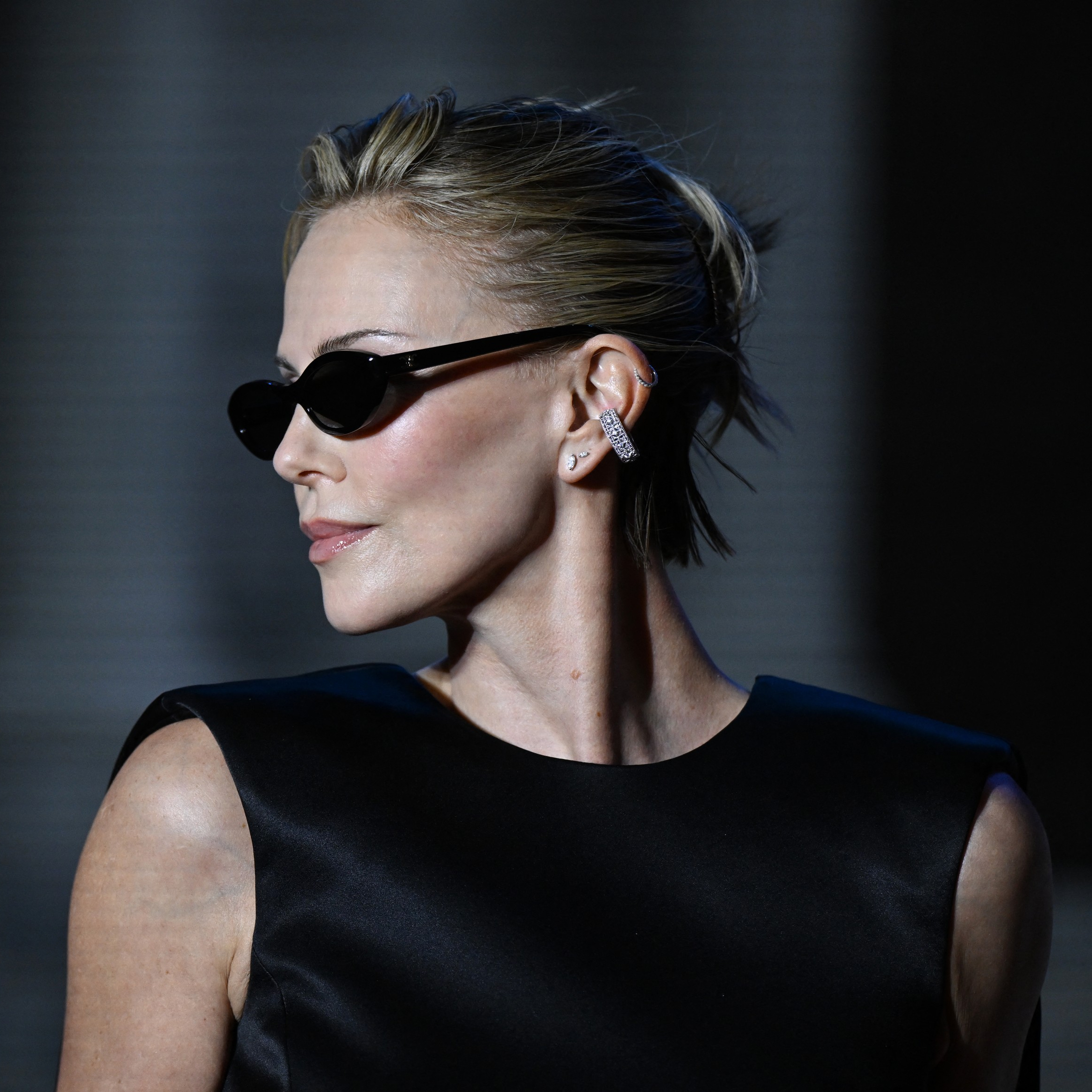 Charlize Theron zablistala je u Celine haljini, ali je dijamantska manžetna za uvo postala najupečatljiviji detalj njenog izdanja.