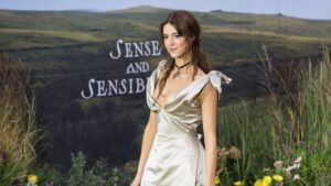 Daisy Edgar-Jones u znaku Jane Austen Za premijeru filma Sense and Sensibility glumica je spojila skulpturalnu Vivienne Westwood haljinu sa nakitom koji datira iz 1877. godine