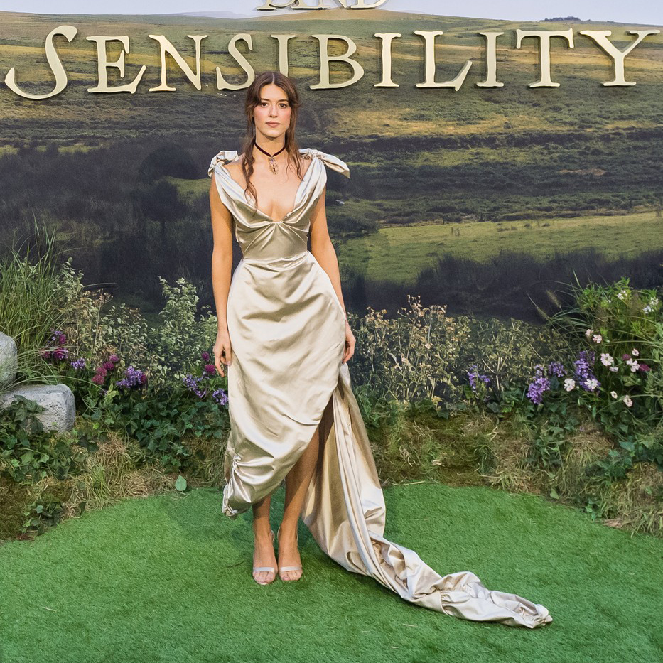 Daisy Edgar-Jones u znaku Jane Austen Za premijeru filma Sense and Sensibility glumica je spojila skulpturalnu Vivienne Westwood haljinu sa nakitom koji datira iz 1877. godine