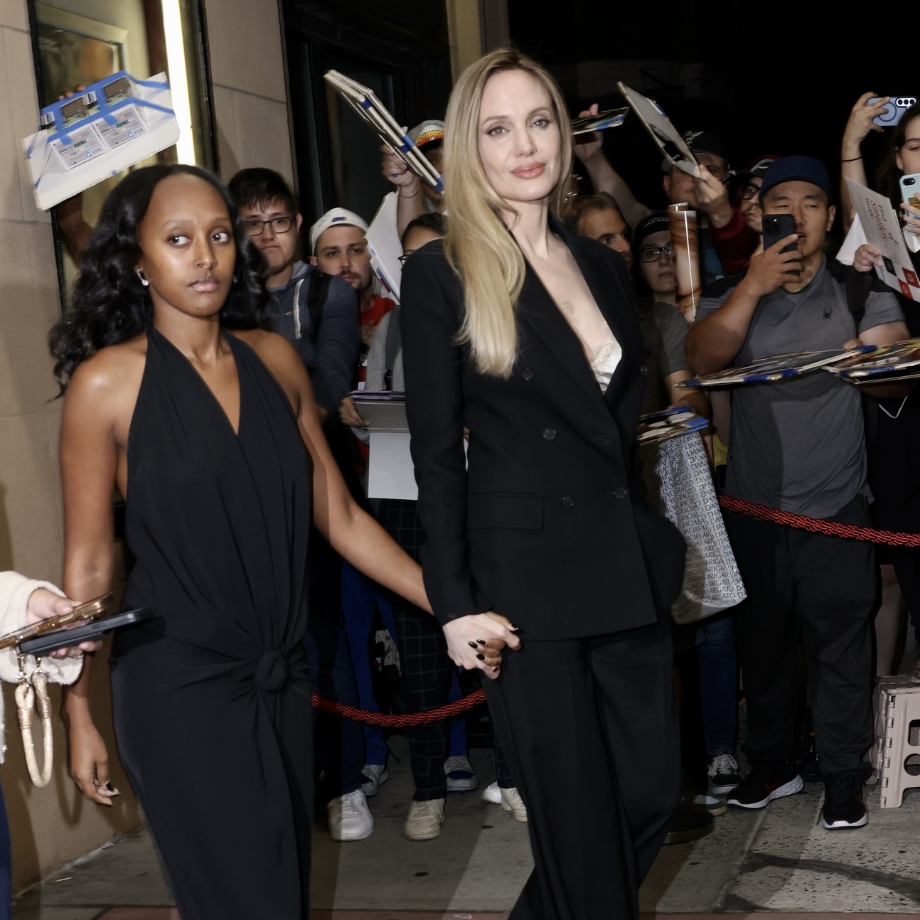 Angelina i Zahara Jolie uskladile stil: Majka i ćerka privukle pažnju u crnom
