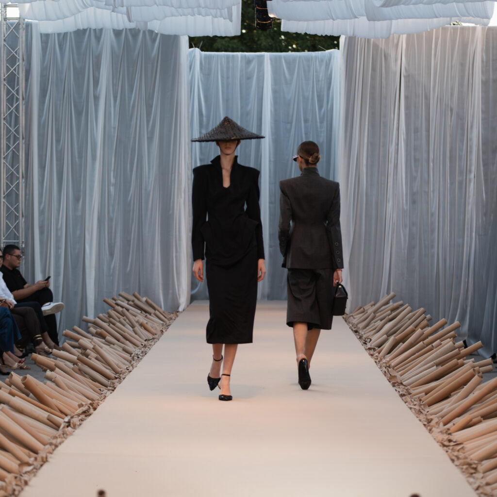 https://www.harpersbazaar.rs/moda/revije/ps-fashion-revival-nova-definicija-poslovne-elegancije