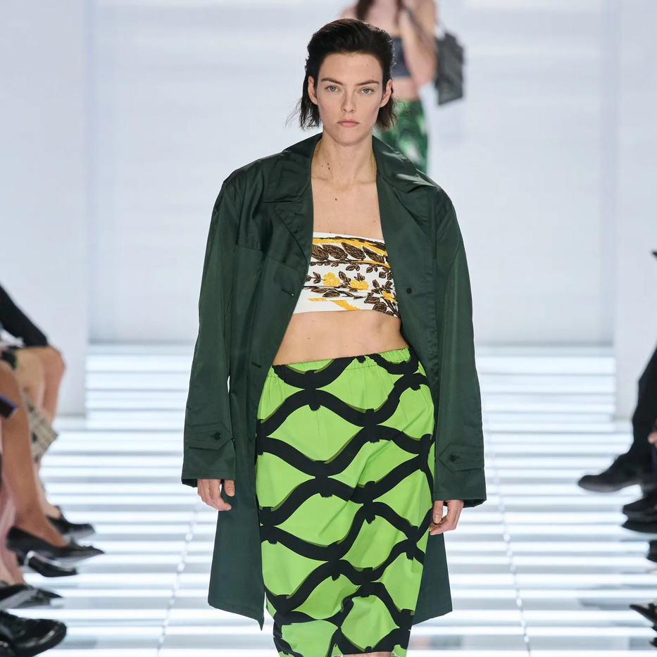 Prada za proleće/leto 2027. stavlja suknju u centar mode. Miuccia Prada i Raf Simons predstavljaju 63 izgleda bez haljina i pantalona.