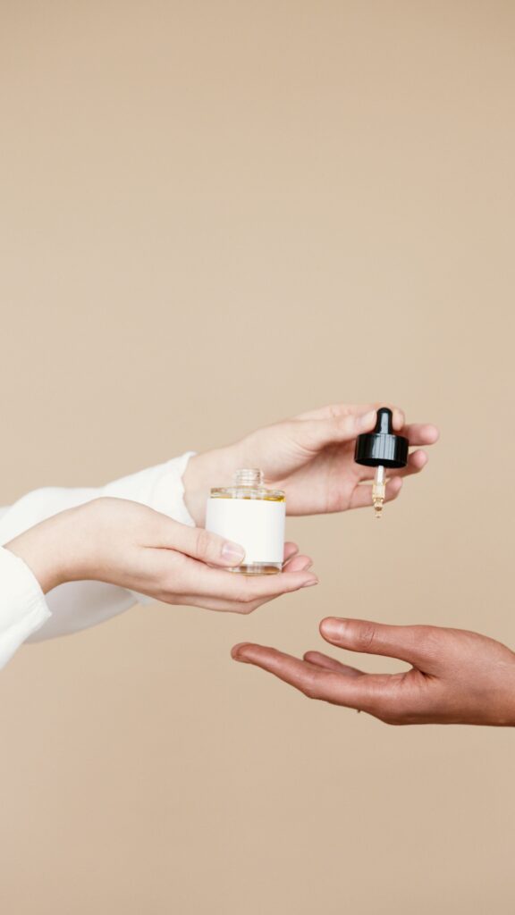 Kako ponovo uvesti retinol posle leta Saznajte kako da ga koristite bez iritacija i prilagodite skincare rutinu jeseni.