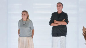 Prada za proleće/leto 2027. stavlja suknju u centar mode. Miuccia Prada i Raf Simons predstavljaju 63 izgleda bez haljina i pantalona.